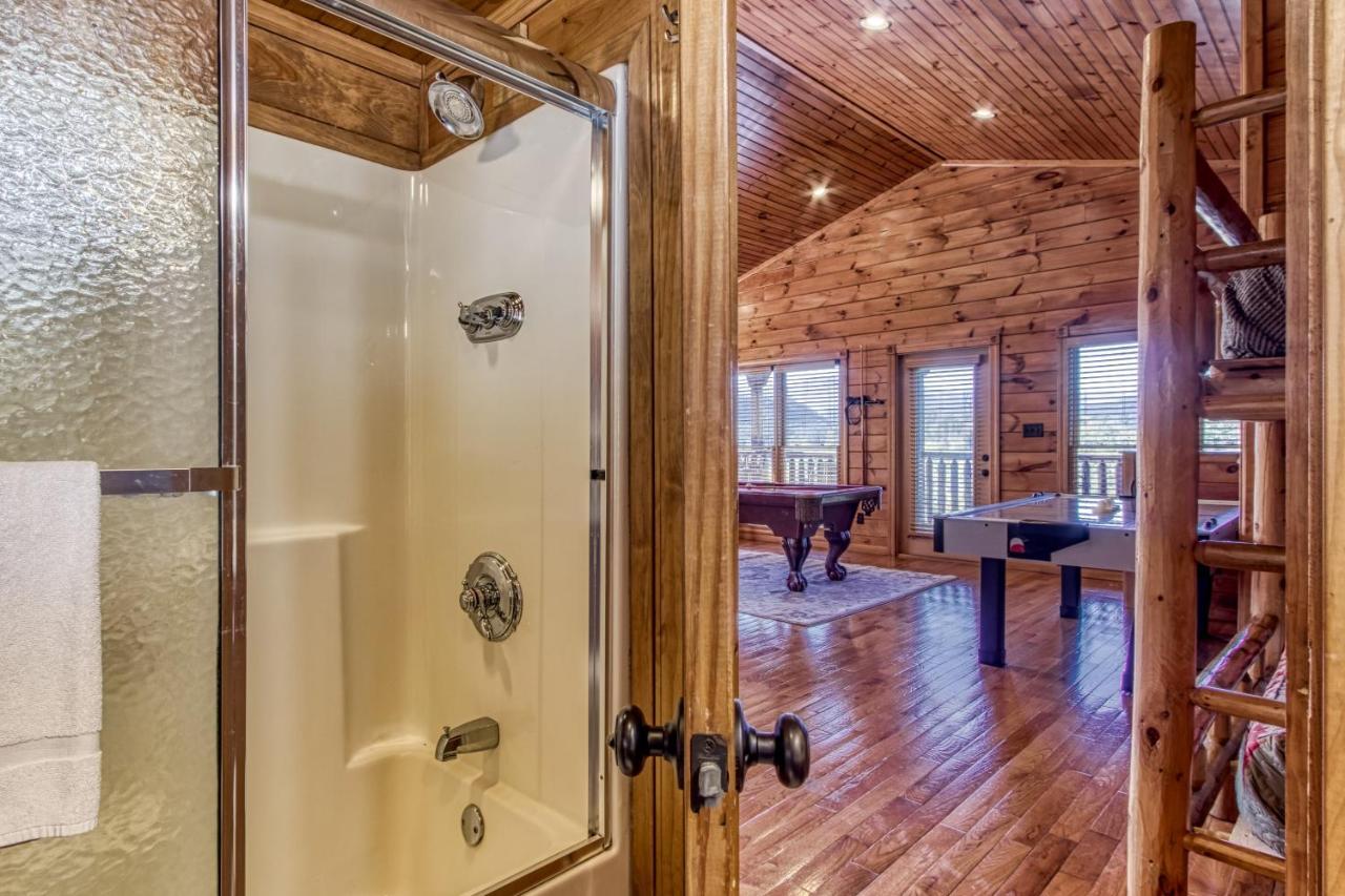 Lazy Bear Lodge, Hot Tub, Resort Pool, Wifi, 1089 Free Tickets Each Paid Day, Dollywood And More ガトリンバーグ エクステリア 写真